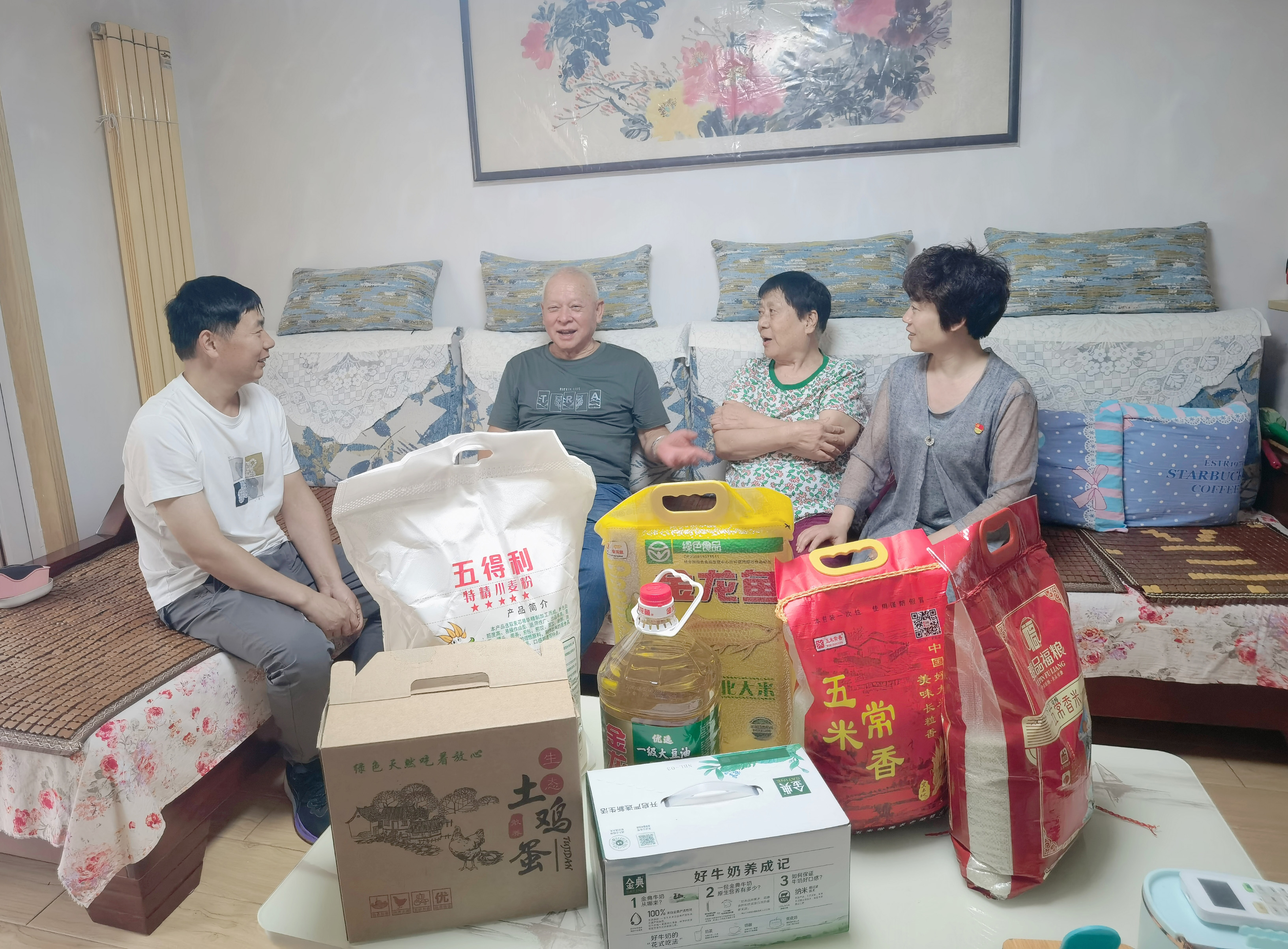 石佛辦事處通和社區與恒信黨支部 聯合開展七一走訪慰問社區老黨員活動